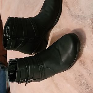 Easy Street Comfort Wave Black Boots size 8N